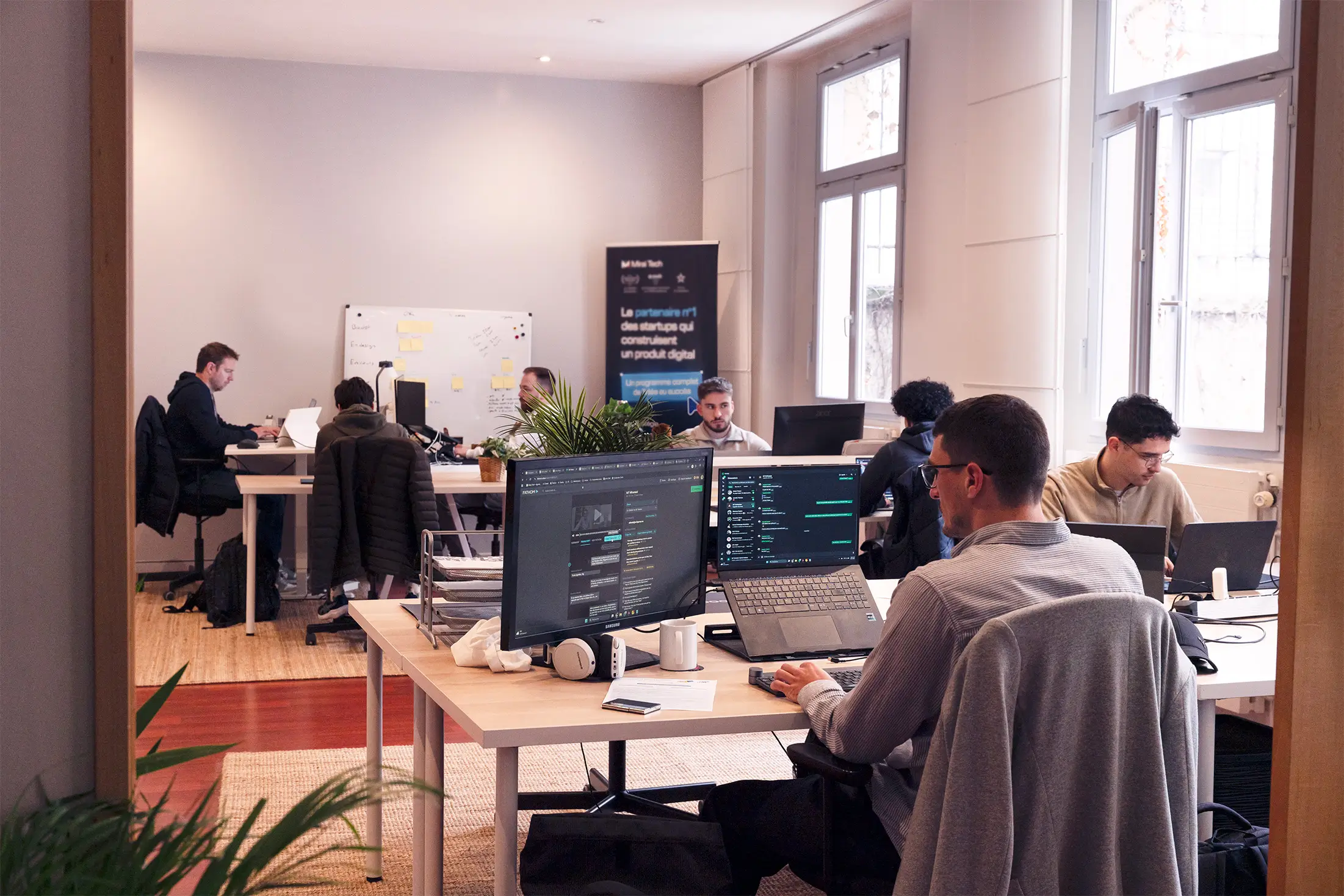 L'openspace de l'agence Mirai Tech à Nancy, l'équipe au travail à ses postes