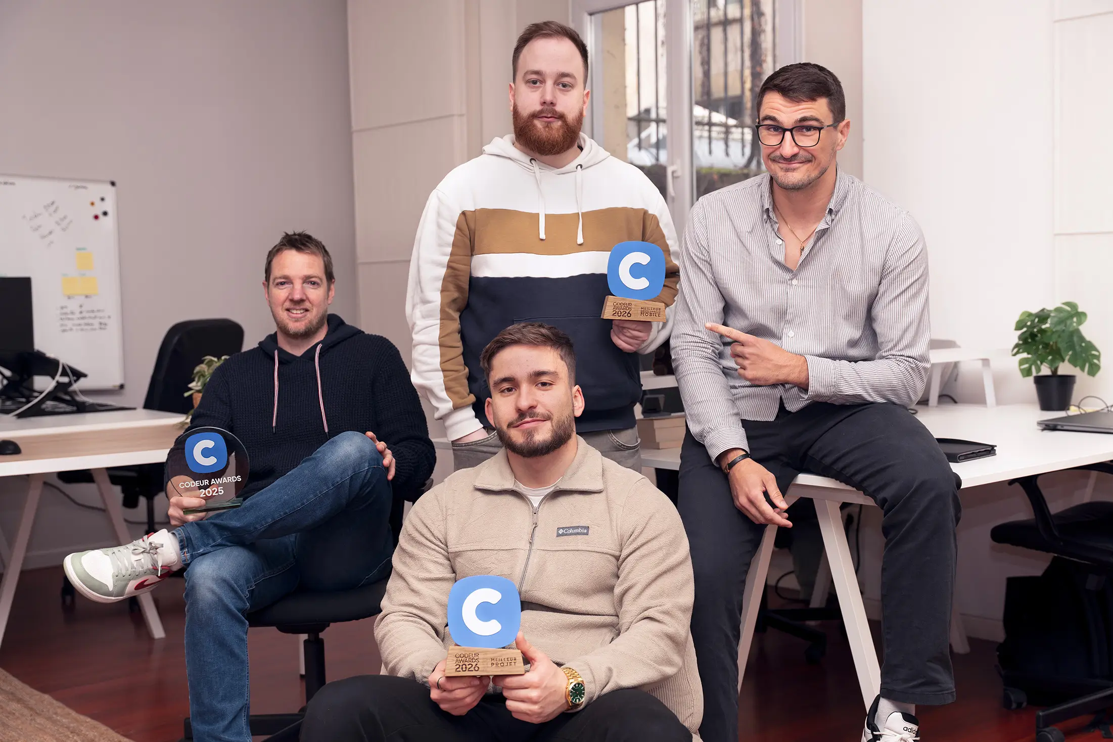 L'équipe Mirai Tech réunie dans ses bureaux à Nancy avec les trophées Codeur Awards